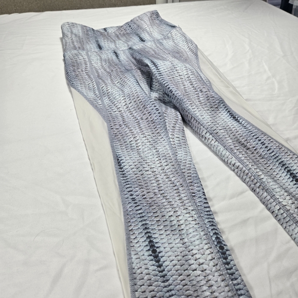 Stylish Gray Patterned Leggings - Picture 5 of 6